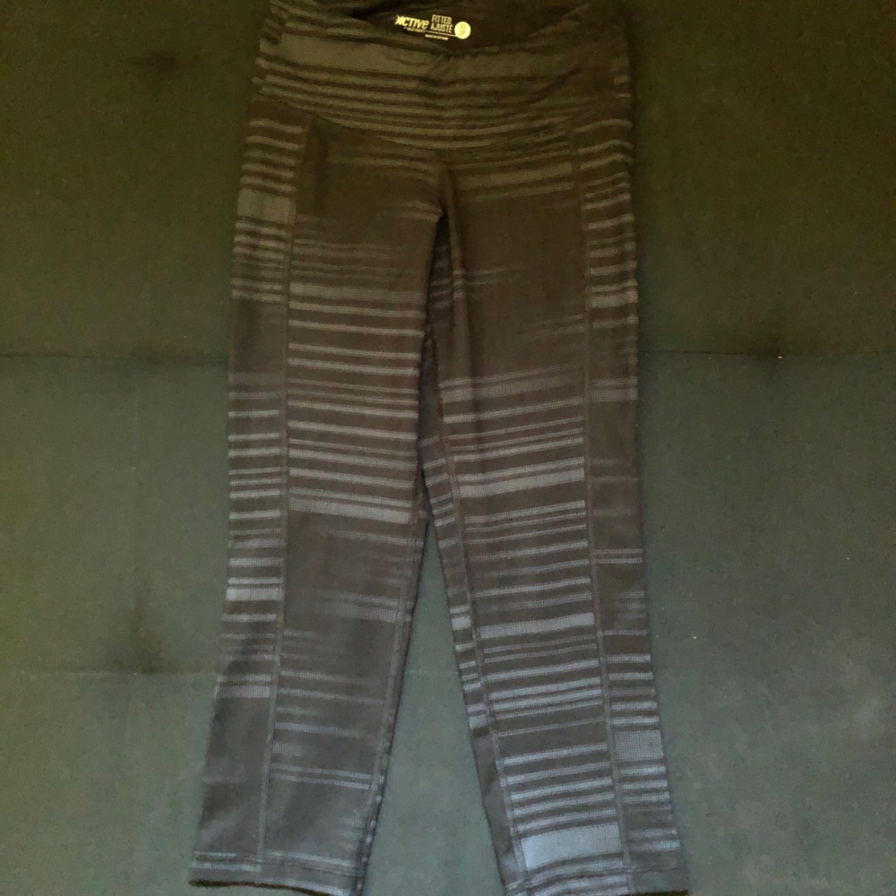 Old Navy compression crop pants size xs